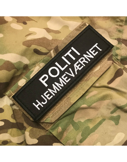 POLITIHJEMMEVÆRNET (DELT TEKST) ærmemærke, sort/hvid på velcro, 14 x 4,5 cm