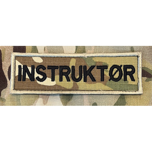 INSTRUKTØR - Ærmemærke (14x4,5cm), MultiCam på velcro