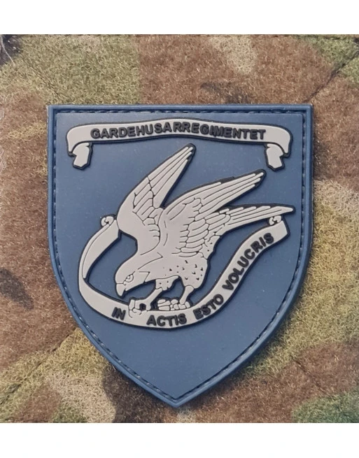 Gardehusarregimentet, Vintage Skjold PVC mærke på velcro Gardehusarregimentet, Vintage Skjold PVC mærke på velcro